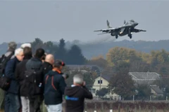 Máy bay chiến đấu MIG-19 của Ukraine chuẩn bị cất cánh từ căn cứ không quân ở thị trấn Vasylkiv, cách Kiev khoảng 40km, để tham gia bay huấn luyện. (Ảnh: AFP/TTXVN)