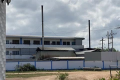 Khu vực lò đốt của Công ty cổ phần may Tây Sơn gần sát một khu dân cư mới được xây dựng. (Ảnh: TTXVN phát)