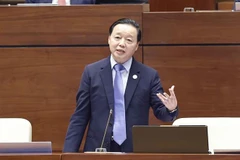 Bộ trưởng Bộ Tài nguyên và Môi trường Trần Hồng Hà trả lời chất vấn. (Ảnh: Doãn Tấn/TTXVN)
