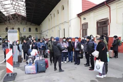 Người Việt sơ tán từ Ukraine tập trung tại điểm tập kết để đưa về cơ sở tị nạn chờ máy bay về Việt Nam. (Ảnh: Mạnh Hùng/TTXVN)