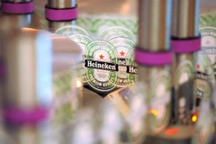 Biểu tượng Heineken tại dây chuyền sản xuất bia ở Schiltigheim, miền đông nước Pháp. (Ảnh: AFP/TTXVN)