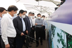 Thủ tướng Phạm Minh Chính xem sơ đồ Quy hoạch tổng thể phát triển kinh tế-xã hội Đơn vị hành chính-kinh tế đặc biệt Bắc Vân Phong. (Ảnh: Dương Giang/TTXVN)