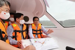 Thủ tướng Phạm Minh Chính khảo sát Khu kinh tế Vân Phong. (Ảnh: Dương Giang/TTXVN)