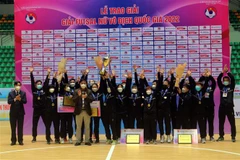 Đội tuyển Futsal nữ Thái Sơn Nam nhận cúp, cờ, Huy chương Vàng và phần thưởng tại lễ bế mạc. (Ảnh: Đại Nghĩa/TTXVN)