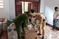 Công an tỉnh Cao Bằng phát hiện 10.800 bộ dụng cụ test nhanh COVID-19 không rõ nguồn gốc xuất xứ. (Ảnh: TTXVN phát)