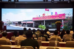 Chiếu phim tư liệu về công tác phân giới cắm mốc biên giới trên đất liền Việt Nam-Campuchia. (Ảnh: Hồng Đạt/TTXVN)
