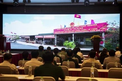 Chiếu phim tư liệu về công tác phân giới cắm mốc biên giới trên đất liền Việt Nam-Campuchia. (Ảnh: Hồng Đạt/TTXVN)