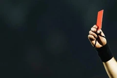 Một cầu thủ bị cấm thi đấu... 70 trận vì hành hung trọng tài