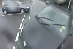 Tay đua xe đạp thoát chết ngoạn mục dù tông mạnh vào ôtô