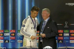 Cristiano Ronaldo dâng tặng danh hiệu cho thầy Ferguson
