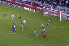 Thủ môn của Deportivo dùng mặt để ngăn chặn bàn thua