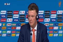 HLV Van Gaal khó chịu khi được hỏi về M.U ở World Cup
