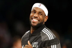 LeBron James qua mặt huyền thoại bóng rổ Michael Jordan 