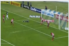 [Video] Thủ thành người Brazil có pha phản lưới vô cùng hài hước