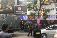 Cảnh sát khám xét một cửa hàng của Nhật Cường Mobile. (Ảnh: Doãn Tấn/TTXVN)