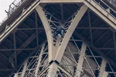 Đối tượng trèo lên tháp Eiffel ở thủ đô Paris, Pháp, ngày 20/5. (Nguồn: AFP/TTXVN)