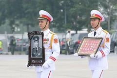 Rước di ảnh nguyên Chủ tịch nước, Đại tướng Lê Đức Anh tại Sân bay Quốc tế Nội Bài. (Ảnh: Dương Giang/TTXVN)