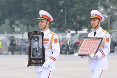Rước di ảnh nguyên Chủ tịch nước, Đại tướng Lê Đức Anh tại Sân bay Quốc tế Nội Bài. (Ảnh: Dương Giang/TTXVN)