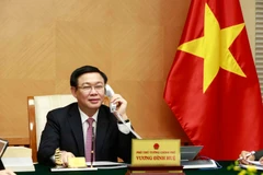 Phó Thủ tướng Vương Đình Huệ điện đàm với Bộ trưởng Tài chính Hoa Kỳ Steven Mnuchin. (Ảnh: Doãn Tấn/TTXVN)