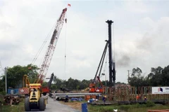 Các nhà thầu thi công trở lại Dự án xây dựng đường cao tốc Trung Lương-Mỹ Thuận sau thời gian tạm ngưng. (Ảnh: Tiến Lực/TTXVN)