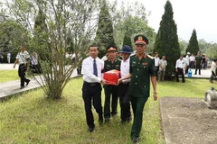 Hài cốt các liệt sỹ được di chuyển, an táng tại Nghĩa trang liệt sỹ quốc tế Đồng Tâm, huyện Bá Thước (Thanh Hóa). (Ảnh: Khiếu Tư/TTXVN)