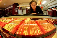 Vàng được bày bán tại cửa hàng ở Thanh Đảo, tỉnh Sơn Đông, Trung Quốc. (Nguồn: AFP/TTXVN)