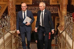 Bộ trưởng Văn phòng Nội các Anh David Lidington (phải) và Phó Thủ tướng Cộng hòa Ireland Simon Coveney. (Nguồn: irishtimes.com)
