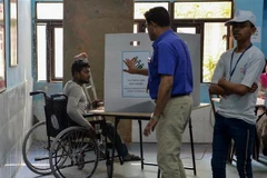 Cử tri Ấn Độ bỏ phiếu tại điểm bầu cử ở New Delhi. (Nguồn: AFP/TTXVN)