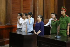Các bị cáo nguyên là cán bộ phường 11, Quận 6, Thành phố Hồ Chí Minh nghe tuyên án. (Ảnh: Thành Chung/TTXVN)