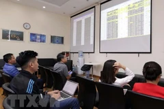 Khách hàng giao dịch tại sàn giao dịch BVSC. (Ảnh: Trần Việt/TTXVN)