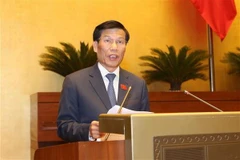 Bộ trưởng Bộ Văn hóa, Thể thao và Du lịch Nguyễn Ngọc Thiện, thừa ủy quyền của Thủ tướng Chính phủ trình bày Tờ trình về dự án Luật Thư viện. (Ảnh: Doãn Tấn/TTXVN)