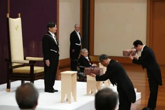 Tại buổi lễ này, Nhật hoàng Naruhito đã được dâng lên ba loại thần khí (Sanshu no Jingi), gồm thanh kiếm Kusanagi, gương Yata và viên đá quý Yasakani, biểu trưng cho ba đức hạnh là dũng cảm, sáng suốt và nhân từ. (Nguồn: AFP/TTXVN)