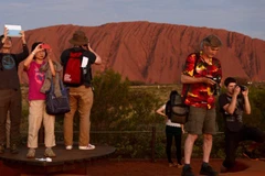 Du khách tham quan núi Uluru. (Nguồn: Getty)