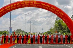 Cắt băng khánh thành cầu Vàm Cống. (Ảnh: Thanh Liêm/TTXVN)