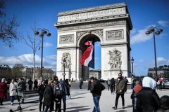 Khách tham quan Khải Hoàn Môn ở thủ đô Paris, Pháp. (Nguồn: AFP/TTXVN)