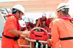 Lực lượng cứu hộ đưa ngư dân lên đất liền cấp cứu. Ảnh minh họa. (Ảnh: Nguyên Linh/TTXVN)
