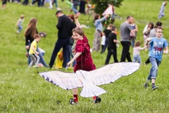 Trẻ em thả diều tại Lễ hội diều Motley ở Moskva, Nga, ngày 26/5. (Nguồn: THX/TTXVN)