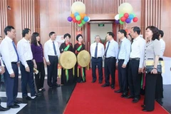 Lãnh đạo tỉnh Bắc Ninh động viên các liền anh, liền chị tại Nhà hát Dân ca Quan họ Bắc Ninh. (Ảnh: Thanh Thương/TTXVN)