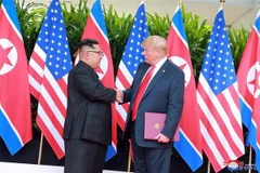 Nhà lãnh đạo Kim Jong-un (trái) và Tổng thống Mỹ Donald Trump tại Singapore. (Nguồn: EPA/TTXVN)