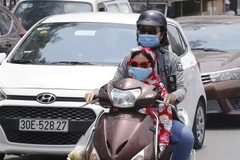 Nhân dân Thủ đô tham gia giao thông trong nắng nóng gần 40 độ C. (Ảnh: Doãn Tấn/TTXVN)