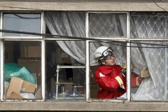 Lực lượng cứu hỏa tại hiện trường vụ nổ. (Nguồn: AFP)