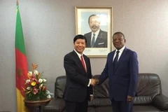 Đặc phái viên của Thủ tướng Việt Nam, Thứ trưởng Ngoại giao Nguyễn Quốc Cường tiếp kiến Thủ tướng Cameroon Joseph Dion Ngute để trao thư của Thủ tướng Chính phủ Nguyễn Xuân Phúc gửi Thủ tướng Cameroon. (Ảnh: TTXVN/phát)