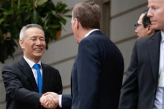 Phó Thủ tướng Trung Quốc Lưu Hạc (trái) bắt tay Đại diện Thương mại Mỹ Robert Lighthizer (giữa) tại vòng đàm phán ở Washington DC, Mỹ. (Nguồn: AFP/TTXVN)