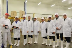 Đại sứ Ngô Đức Mạnh (thứ 2 từ trái qua) và đoàn công tác đến thăm Nhà máy chế biến thịt bò của Công ty Miratorg. (Ảnh: Dương Trí/TTXVN)