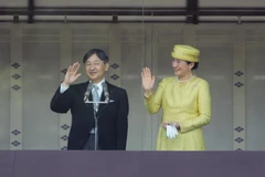 Tân Nhật hoàng Naruhito (trái) và Hoàng hậu Masako (phải) xuất hiện lần đầu tiên trước công chúng kể từ sau khi đăng quang, tại Hoàng cung ở thủ đô Tokyo ngày 4/5. (Nguồn: THX/TTXVN)