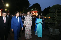 Chủ tịch Ủy ban nhân dân thành phố Hà Nội Nguyễn Đức Chung cùng Công chúa kế vị Thụy Điển Victoria Ingrid Alice Desiree tham quan khu di tích Văn Miếu-Quốc Tử Giám. (Ảnh: Lâm Khánh/TTXVN)