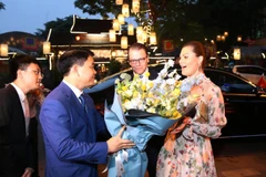 Chủ tịch Ủy ban nhân dân thành phố Hà Nội Nguyễn Đức Chung tặng hoa, chào mừng Công chúa kế vị Thụy Điển Victoria Ingrid Alice Desiree. (Ảnh: Lâm Khánh/TTXVN) 
