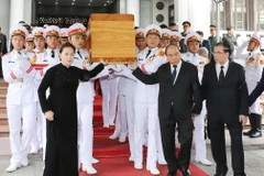 Thủ tướng Nguyễn Xuân Phúc, Chủ tịch Quốc hội Nguyễn Thị Kim Ngân đưa linh cữu nguyên Chủ tịch nước, Đại tướng Lê Đức Anh ra xe tang. (Ảnh: Trọng Đức/TTXVN)