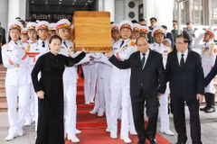 Thủ tướng Nguyễn Xuân Phúc, Chủ tịch Quốc hội Nguyễn Thị Kim Ngân đưa linh cữu nguyên Chủ tịch nước, Đại tướng Lê Đức Anh ra xe tang. (Ảnh: Trọng Đức/TTXVN)
