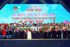 Tặng hoa cho các đoàn nghệ thuật tham gia biểu diễn tại đêm khai mạc Lễ hội Làng Sen năm 2019. (Ảnh: Tá Chuyên/TTXVN)